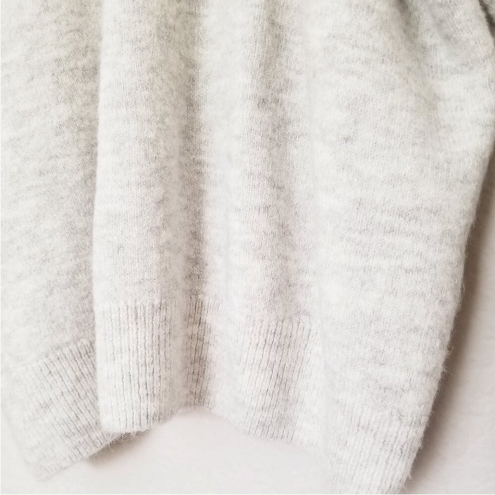 CeCe Believe Script
Graphic Long-Sleeve Cozy Pullover Sweater M Light
Grey $69 - Picture 10 of 14
